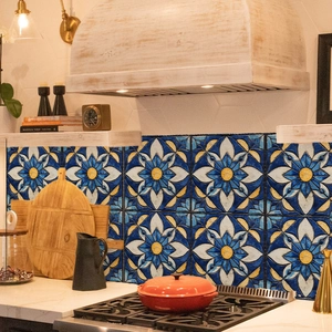 Fliesenaufkleber im mediterranen Mandala-Stil in einer Küche mit einem Vintage-Topf
