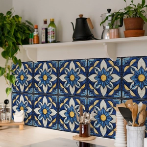 Makroaufnahme von blau-gelben Mandala-Fliesenaufklebern für einen Vintage-Küchenspiegel