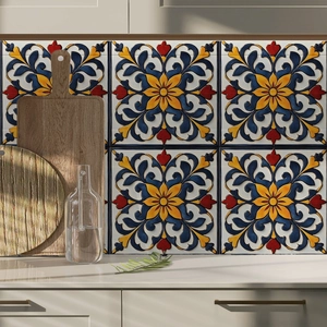 Selbstklebender Fliesenaufkleber mit exotischem blau-gelbem Blumenmuster als Küchenrückwand