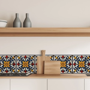 Mediterrane Fliesenaufkleber als Küchenrückwand mit Arbeitsplatten aus Holz