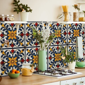 Detaillierte Küchenrückwand mit mediterranen blau-gelben floralen Fliesenaufklebern
