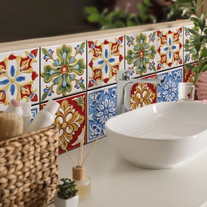 Details von farbenfrohen mediterranen Fliesenaufklebern an einer Badwand