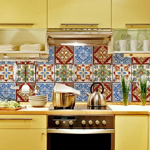 Mediterrane selbstklebende Fliesenaufkleber als Küchenrückwand mit Blumenmuster