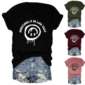 Collage de t-shirts à col rond en quatre couleurs avec le slogan sometimes it be like that