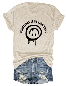 Mise à plat de t-shirt en coton avoine avec graphique smile et détail de short en jean