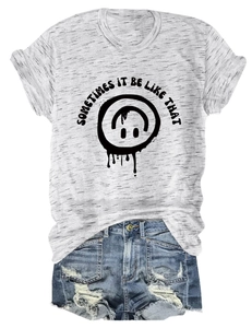 T-shirt gris avec imprimé smiley et short en jean vieilli posés à plat
