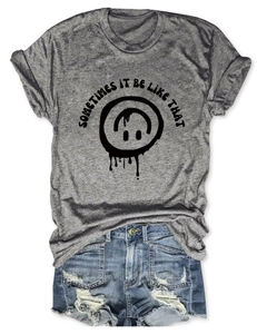 T-shirt gris à message avec smiley et short en jean vieilli posés à plat pour femme