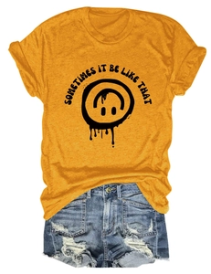 Gros plan sur le t-shirt jaune avec graphique sourire et short en jean vieilli