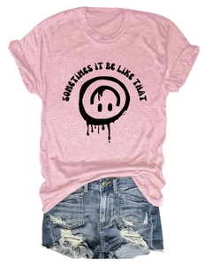 Détail du t-shirt rose avec smiley fondu et short en jean bleu délavé