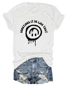 Ensemble t-shirt blanc en coton avec smiley triste et short en jean à plat