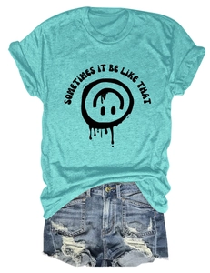 T-shirt graphique vert menthe à plat avec short en jean vieilli et imprimé smiley