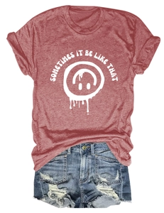 Détail du t-shirt bordeaux avec imprimé smiley et short en jean délavé