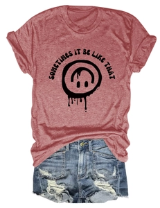Mise à plat d'un t-shirt graphique rouille et d'un short en jean usé pour femmes