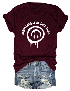 T-shirt bordeaux avec slogan, visage souriant fondu et short en jean assorti