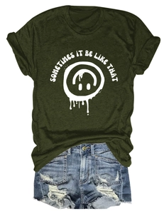 Détail du t-shirt vert olive avec texte imprimé et short en jean vieilli assorti