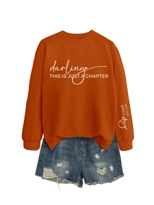 Felpa color caramello con stampa sulle maniche e shorts in denim vintage
