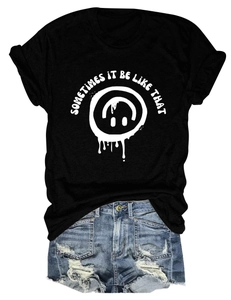 Détail d'un t-shirt en coton avec motif smiley et short en jean vieilli pour femme