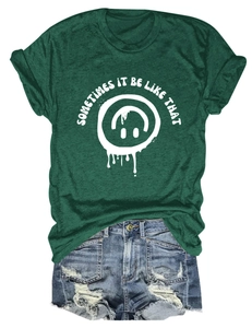 T-shirt femme vert foncé avec slogan et short en jean bleu délavé posés à plat