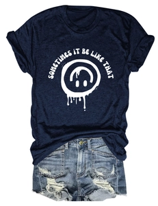 Détail du t-shirt bleu marine avec texte et short en jean clair déchiré en ensemble