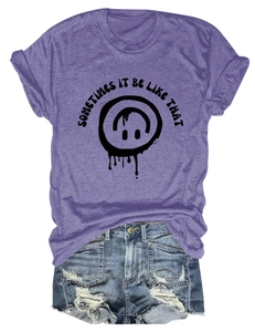 Détail d'un t-shirt violet en coton imprimé noir avec un short en jean effiloché