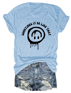 Détail du t-shirt graphique bleu clair avec smiley et mini short en jean délavé