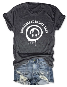 T-shirt gris chiné avec imprimé sourire et short en jean vieilli posés à plat