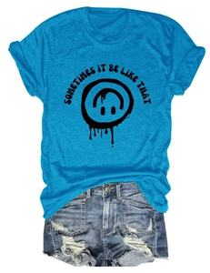 Détail du t-shirt bleu lac avec texte et short en jean vieilli avec des franges