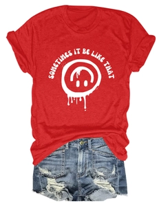 Mise à plat d'un t-shirt rouge imprimé et d'un short en jean bleu délavé