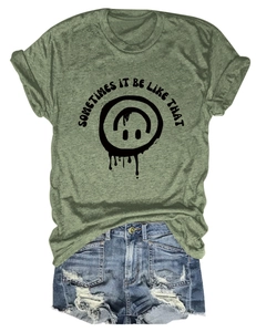 Détail d'un t-shirt col rond vert armée avec graphique sourire et texte imprimé