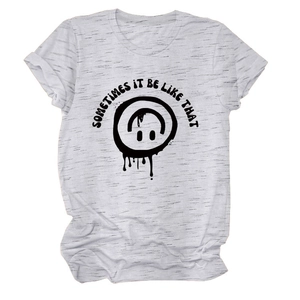 Détail d'un t-shirt gris chiné avec motif graffiti de smiley noir et slogan imprimé