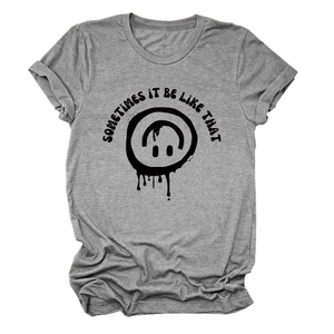 Détail du t-shirt en coton gris avec un motif de smiley fondant et texte imprimé