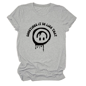 Vue détaillée de la texture en coton du t-shirt et du slogan graphique imprimé