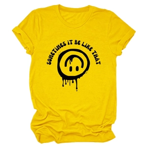 Vue détaillée du t-shirt jaune avec smiley fondant noir et impression de slogan