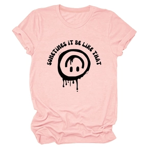Détail d'un T-shirt rose clair avec imprimé smiley fondu et design à revers aux manches