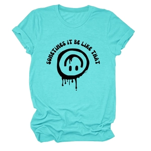 Détail de la texture en coton et de l'imprimé graphique sur le t-shirt bleu à col rond