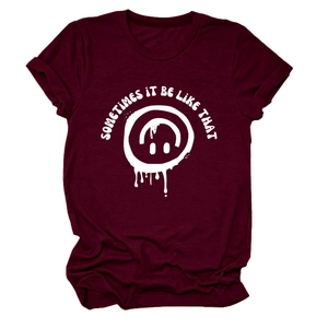 Détail d'un t-shirt bordeaux à col rond avec motif graphique blanc et texte
