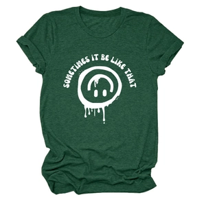Détail de l'imprimé smiley blanc fondant sur le tissu du t-shirt en coton vert