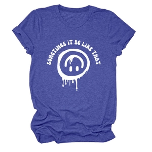Détail du t-shirt bleu chiné avec motif graffiti sourire blanc et slogan artistique