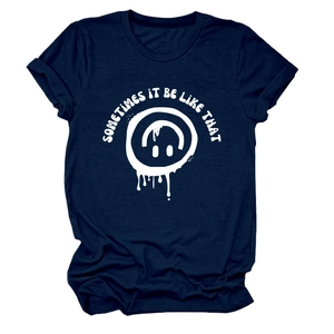 Détail du smiley fondu et du slogan imprimés sur un t-shirt en coton bleu marine