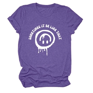 Détail de l'imprimé smiley fondant sur un t-shirt violet chiné à col rond pour femme