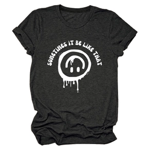 Détail d'un t-shirt gris foncé avec citation blanche et imprimé smiley fondu