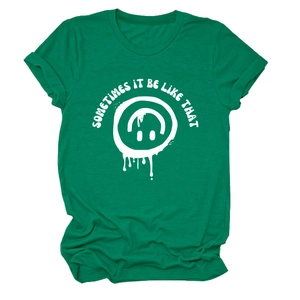 Détail du t-shirt vert avec imprimé sourire blanc et texte 'Sometimes it be like that'