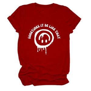 T-shirt rouge en coton à col rond avec motif graffiti smiley blanc et texte imprimé