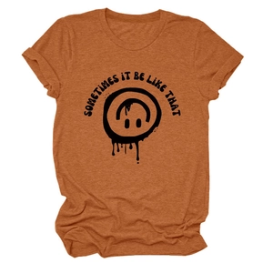 Détail d'un t-shirt orange caramel avec imprimé graffiti noir et revers aux manches