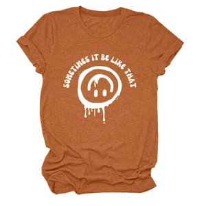 Détail d'un t-shirt orange rouille montrant l'imprimé smiley fondu et le tissu en maille