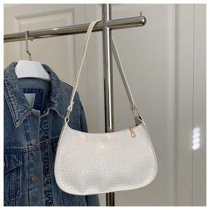 Détail du sac à bandoulière blanc à motif crocodile avec fermeture éclair dorée et chaîne