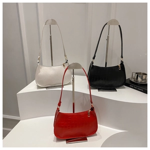 Sacs portés épaule chic en blanc, noir et rouge avec texture croco et fermetures éclair dorées