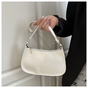 Détail du sac à bandoulière blanc à motif crocodile avec fermeture éclair dorée