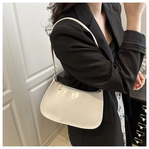 Détails de la texture crocodile du sac porté épaule blanc cassé avec fermeture éclair dorée