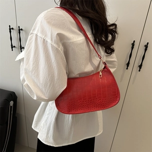 Sac à bandoulière rouge pour femme en similicuir brillant avec texture crocodile
